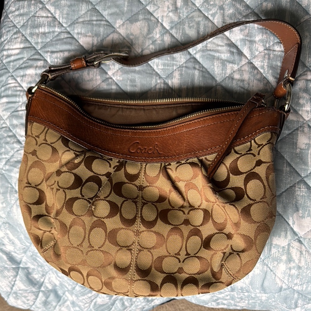 Coach Brown Signature Shoulder Bag no. D0993-F13740